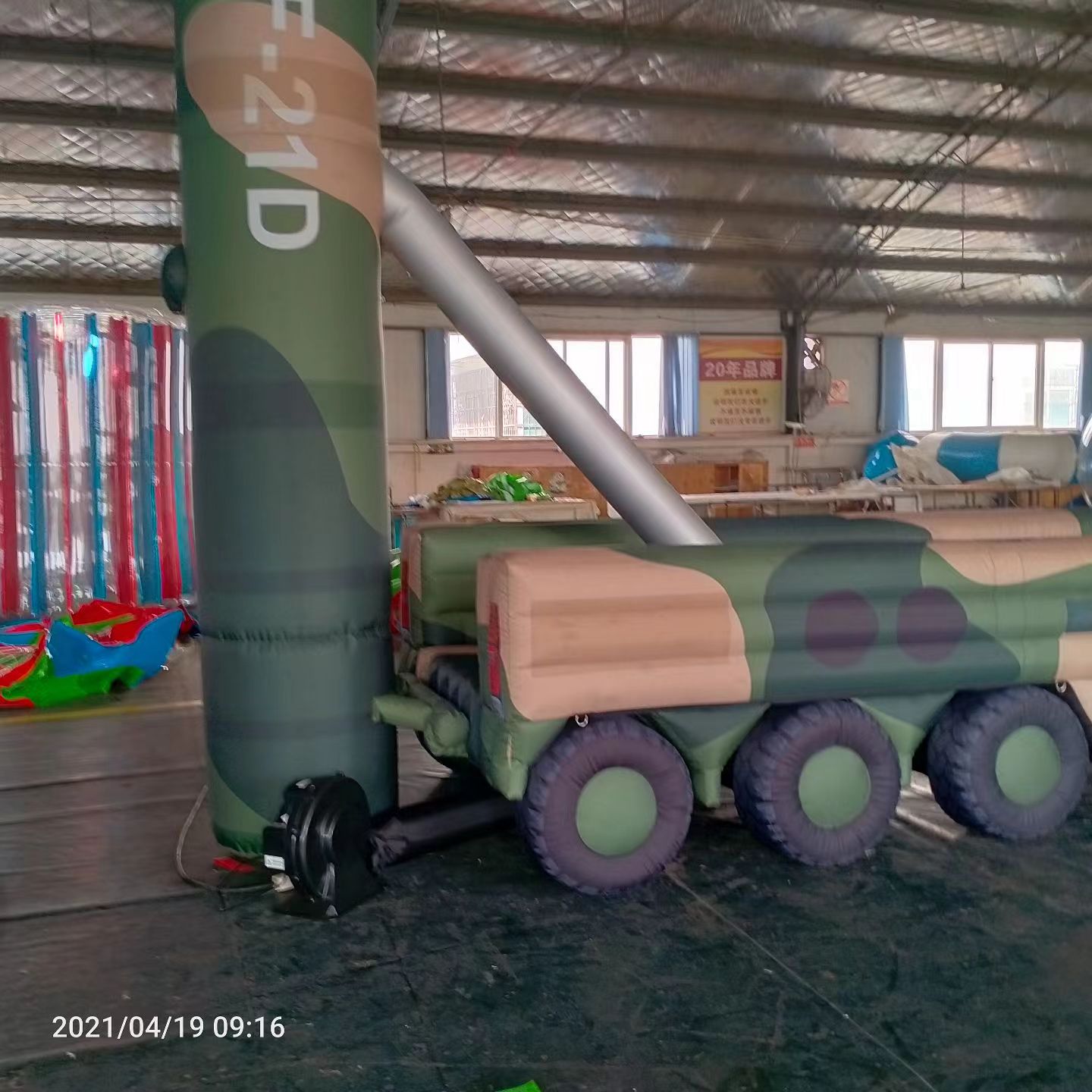 高唐军事演习中的充气目标车辆：模拟发射车雷达车坦克飞机